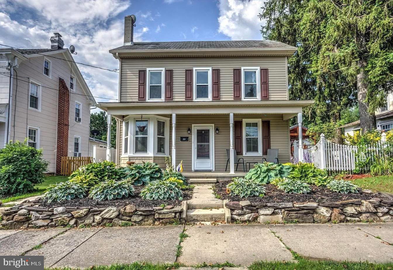 Come have a look at this absolute stunner! Single family home, close to everything with a fenced yard and move in ready. Generous room sizes, stainless steel appliances and close to everything. Do not miss this opportunity to make this home sweet home!