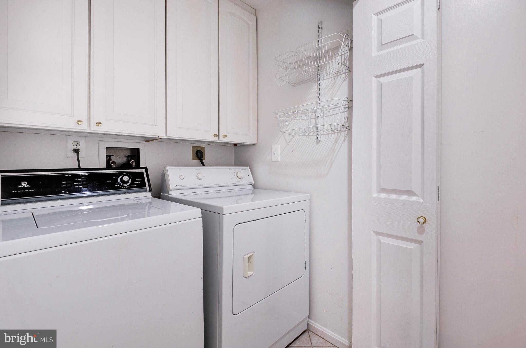 OAKTON MANOR - Residential