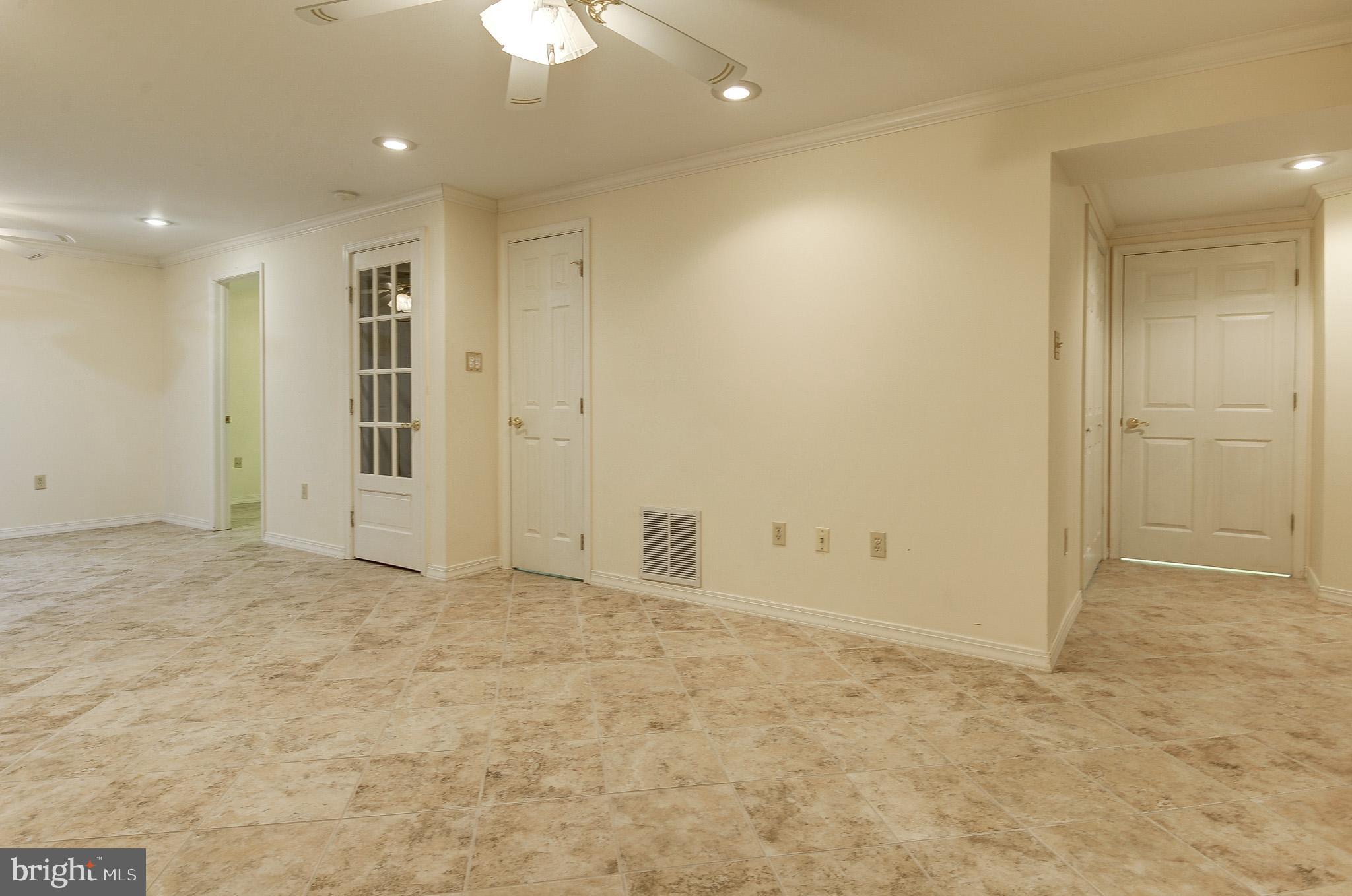 OAKTON MANOR - Residential