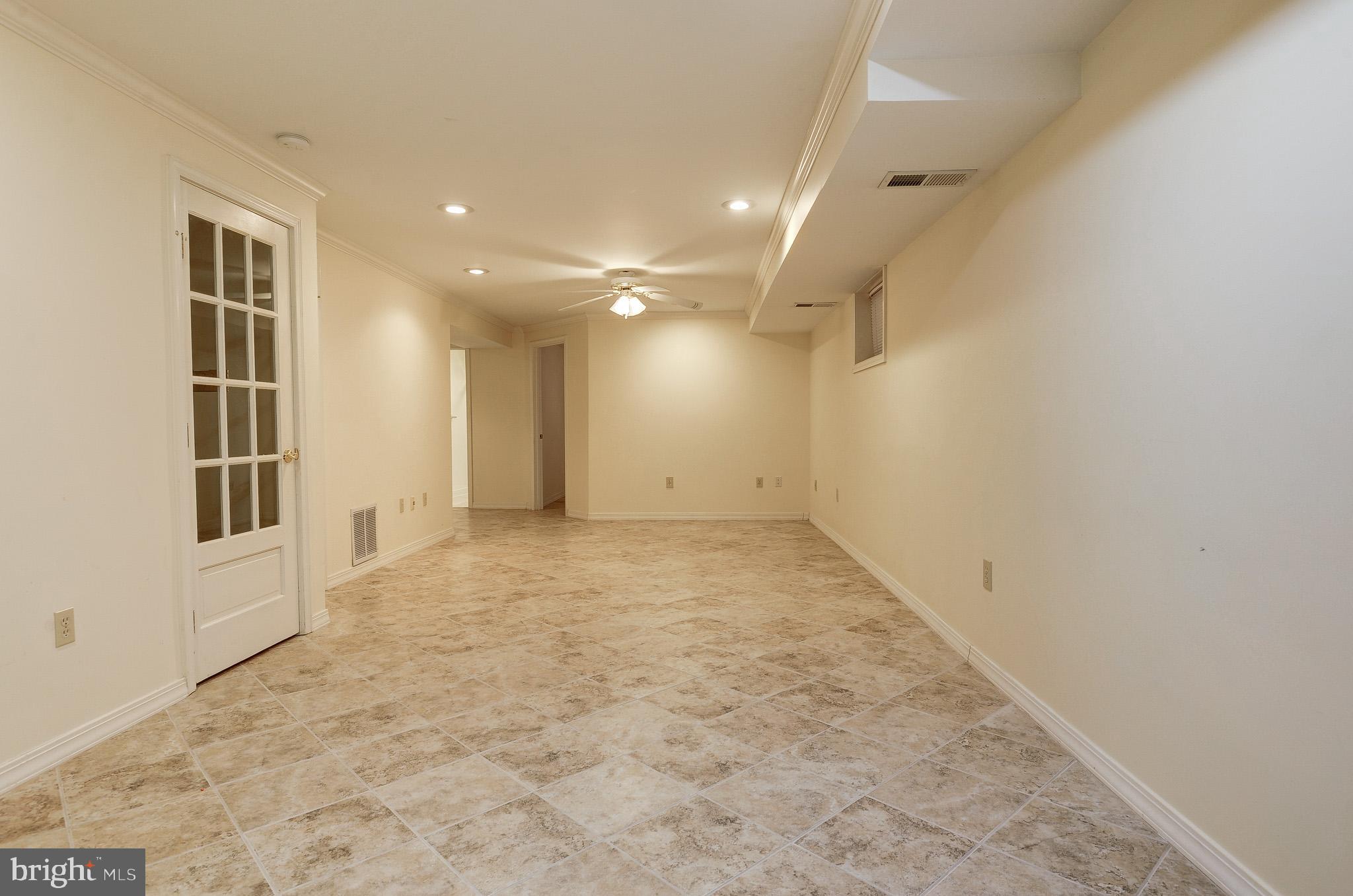 OAKTON MANOR - Residential