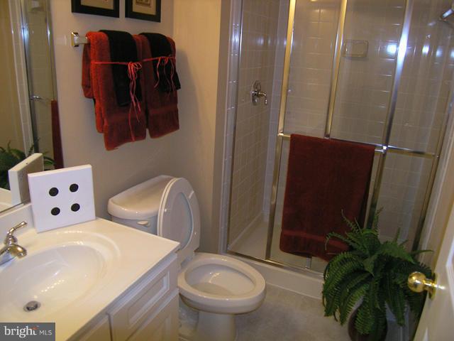THE FALLS AT LEE'S PARKE - Residential Lease