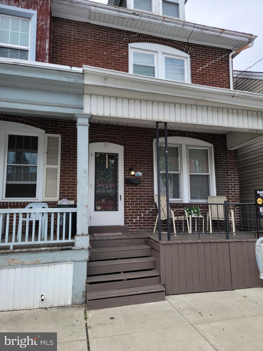 Calling all investors and home buyers! This Lebanon City property is perfect for someone wanting to build their investment portfolio.  This home is currently vacant. When tenant-occupied the rent was $800 a month. The tenant pays all utilities except for trash. The previous tenant was on a month-to-month lease. There is a high-efficiency furnace that has been serviced regularly. This property is being sold in AS-IS condition.