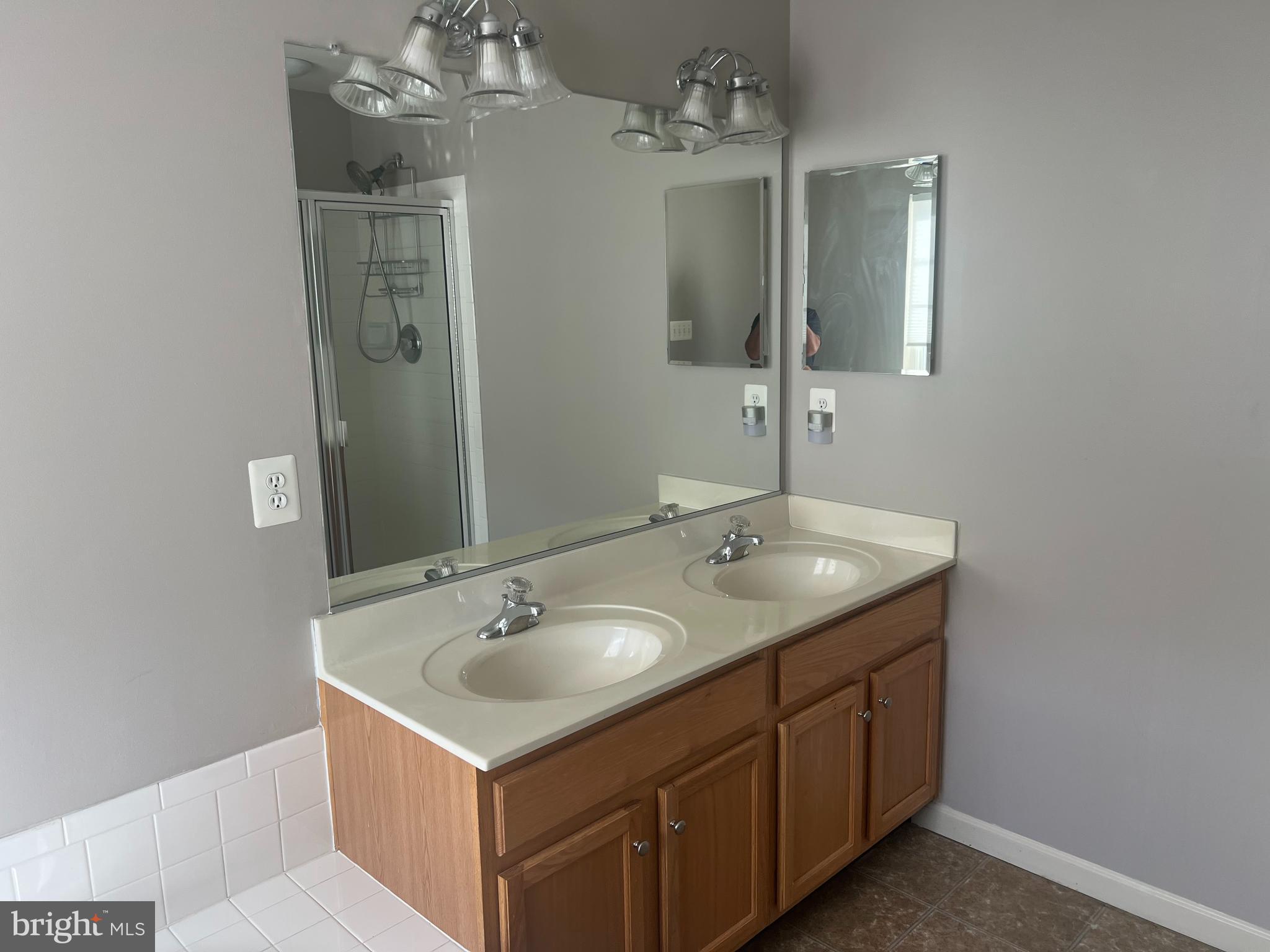 COLONIAL HILLS - Residential