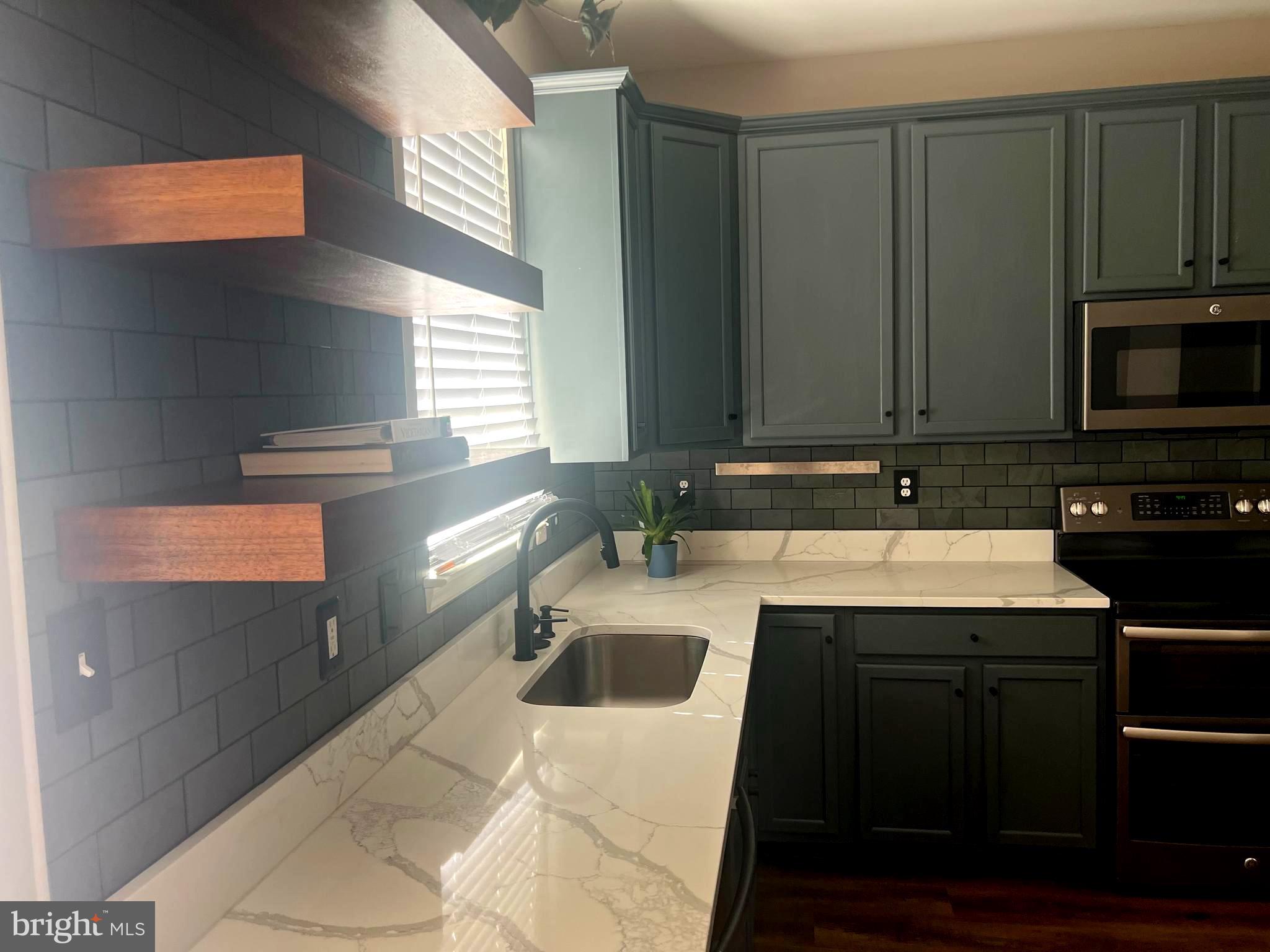 COLONIAL HILLS - Residential