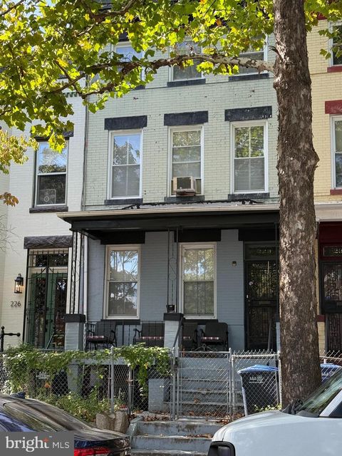 Photo of 228 11th Street NE, WASHINGTON, DC 20002 (MLS # DCDC2226532)