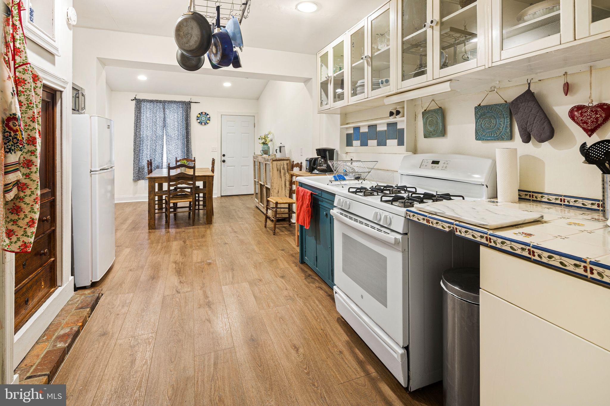 QUEEN VILLAGE - Residential