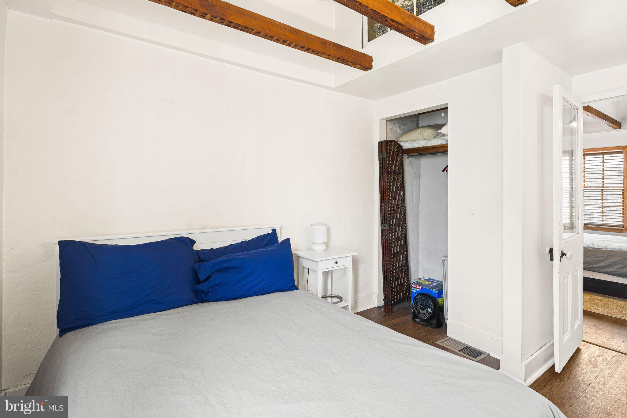 QUEEN VILLAGE - Residential