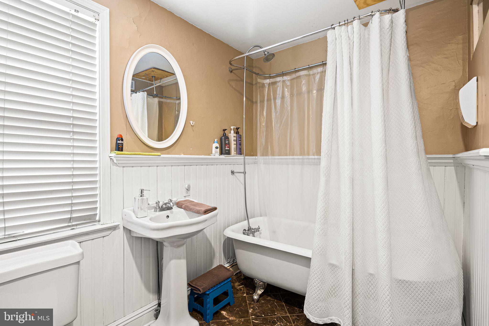 QUEEN VILLAGE - Residential