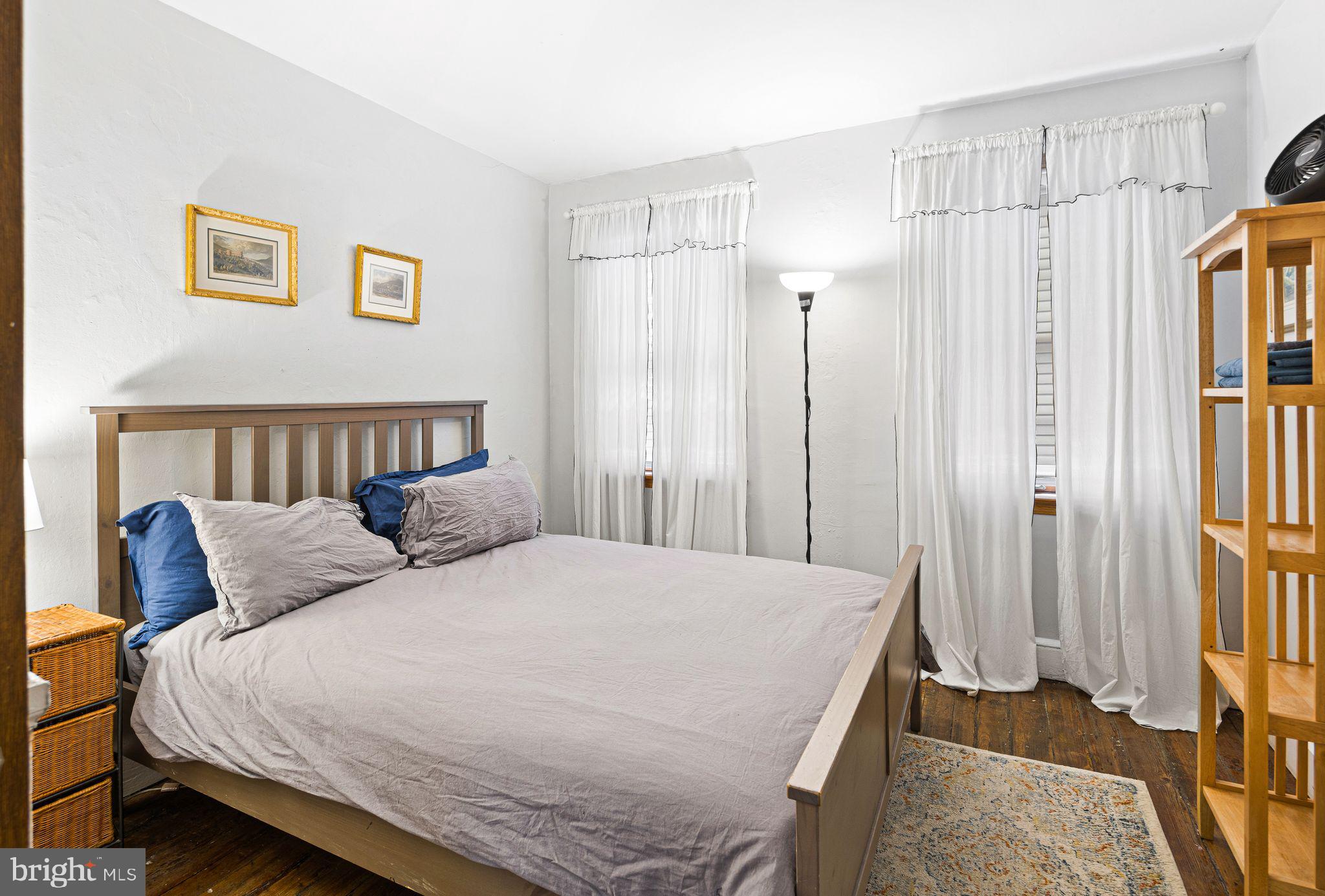 QUEEN VILLAGE - Residential