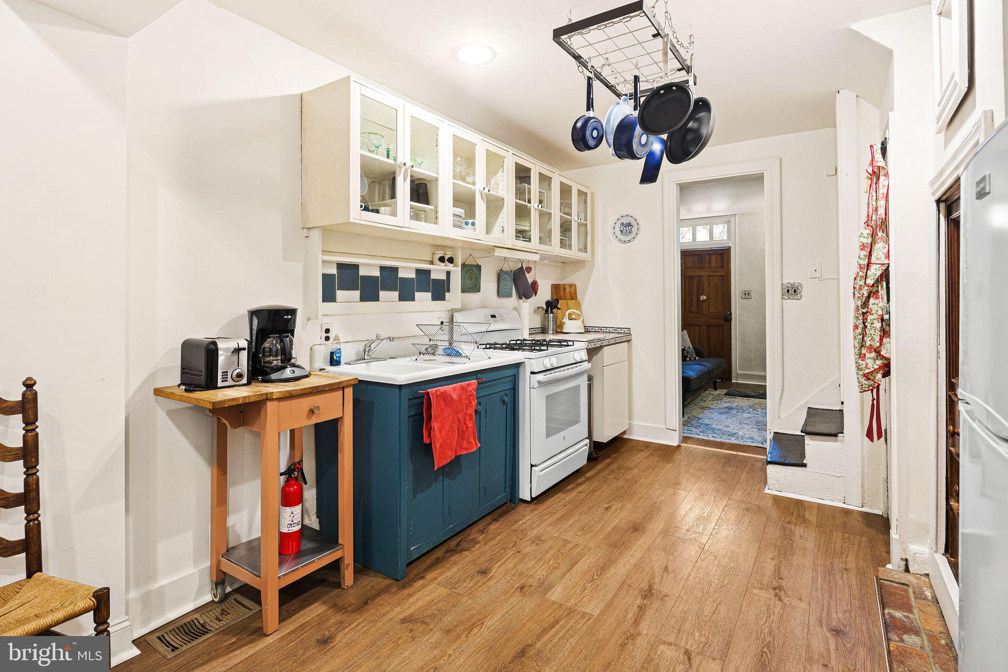 QUEEN VILLAGE - Residential