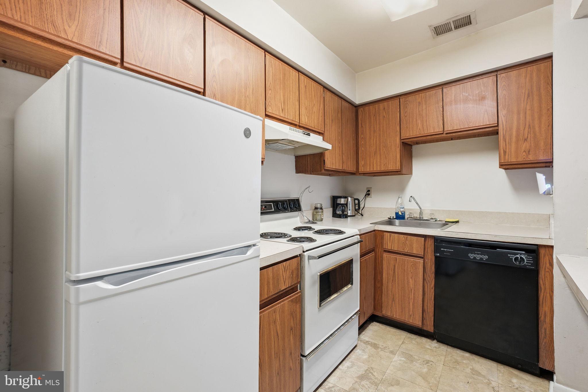 5772 REXFORD COURT G