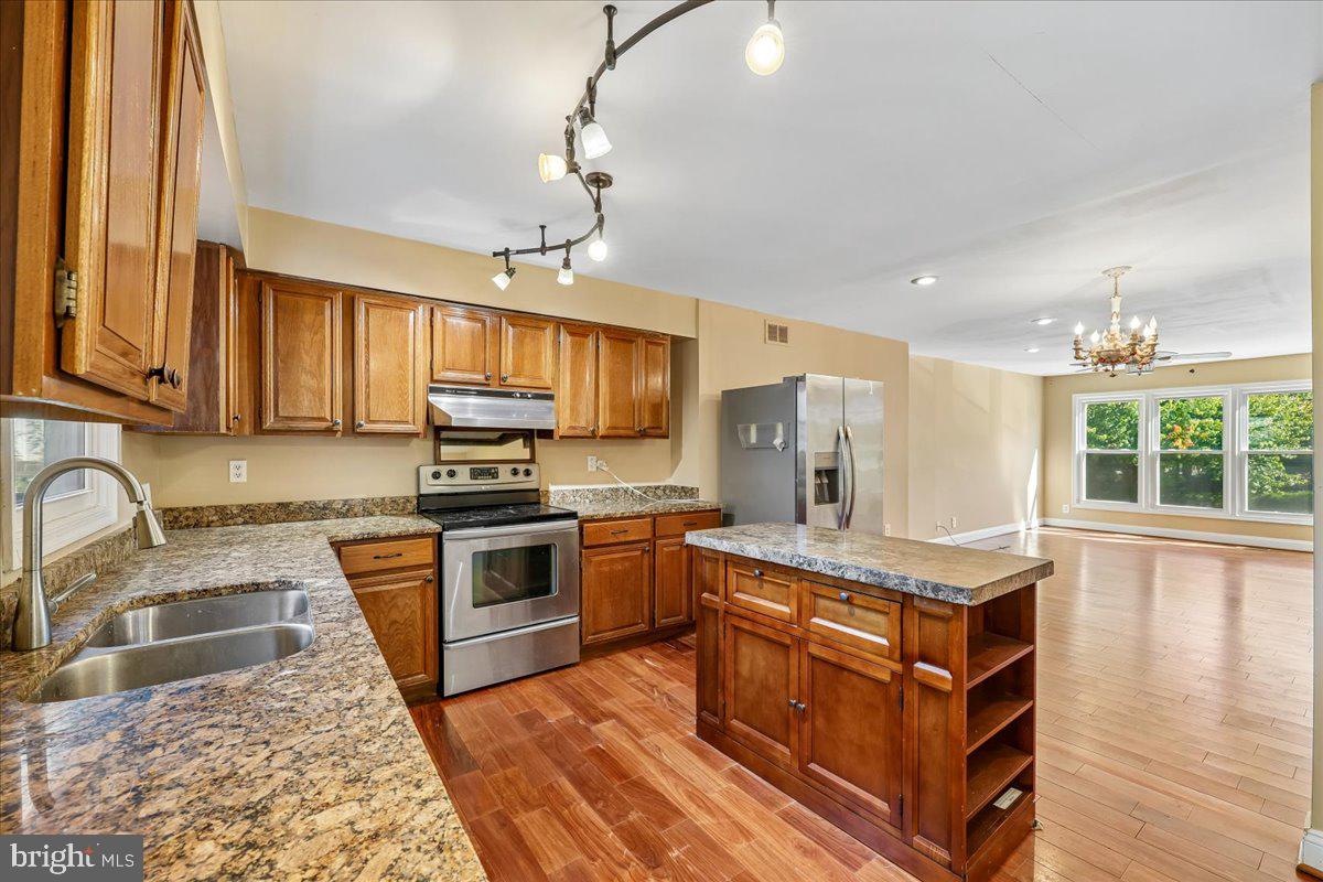 815 BAYRIDGE DRIVE