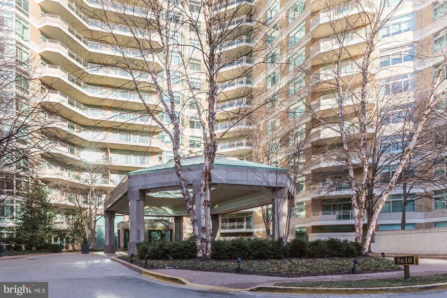 Over 3000 Sq Ft unit with walls of windows that offer sensational views. 2 BR/ + Den, 2.5 BA with expansive balcony and beautiful finishes throughout. A Wonderful entertaining space, a large kitchen with granite counters, island and table space. Formal dining room, huge master suite with walk in closets and balcony.  All of the Somerset amenities; pools, fitness center, and tennis etc .