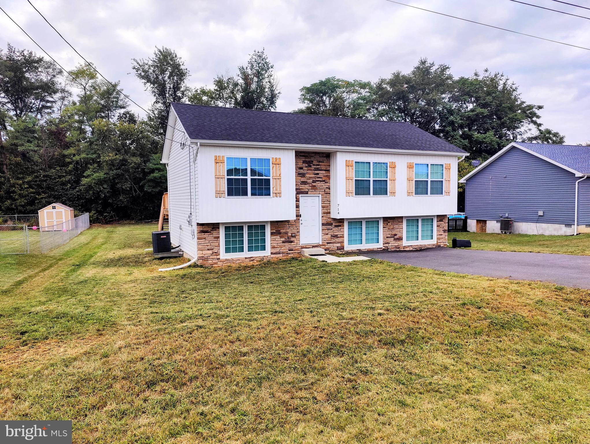 ELIZABETH STATION - Residential Lease