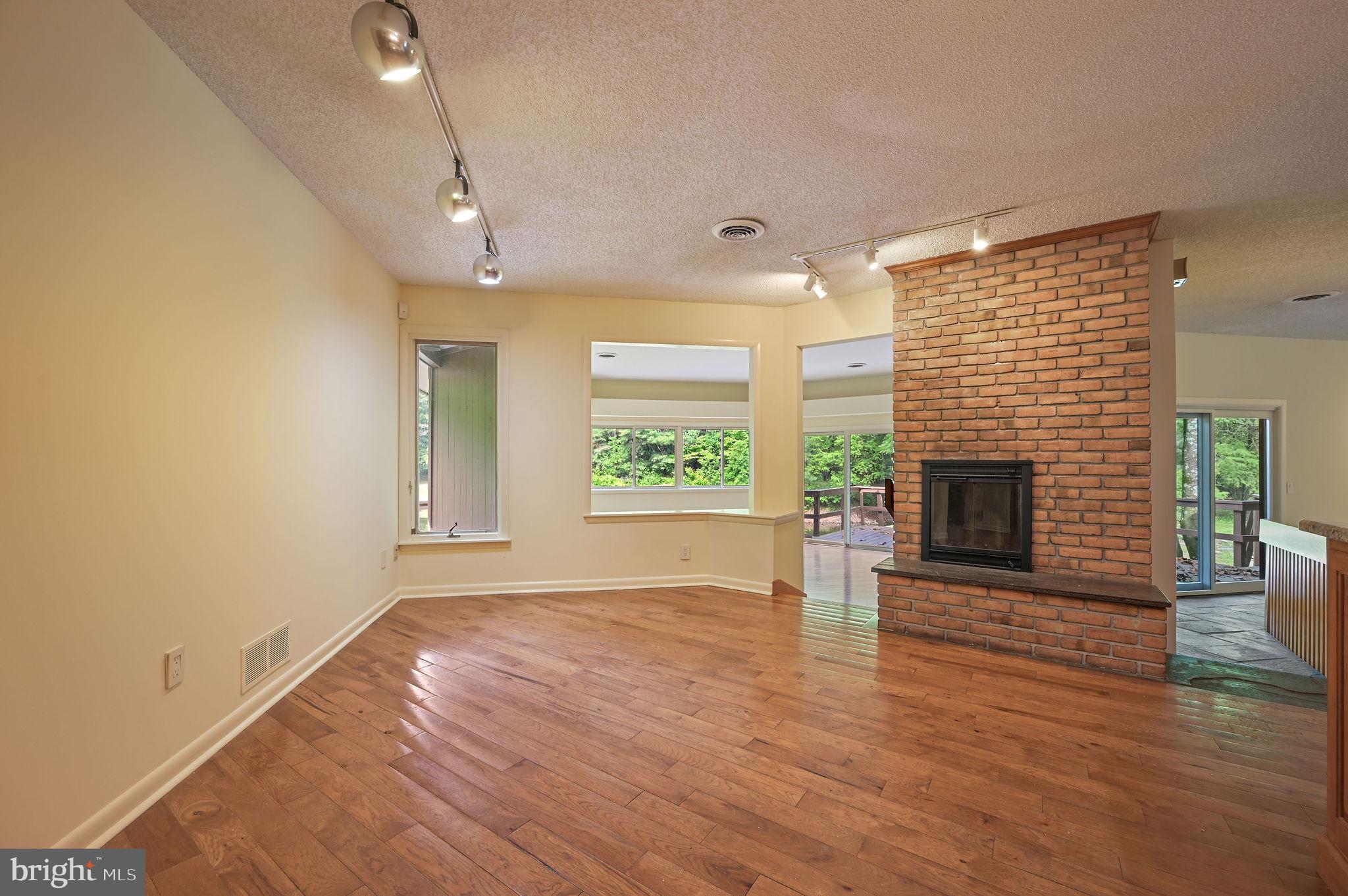 MEADOWGLEN - Residential Lease