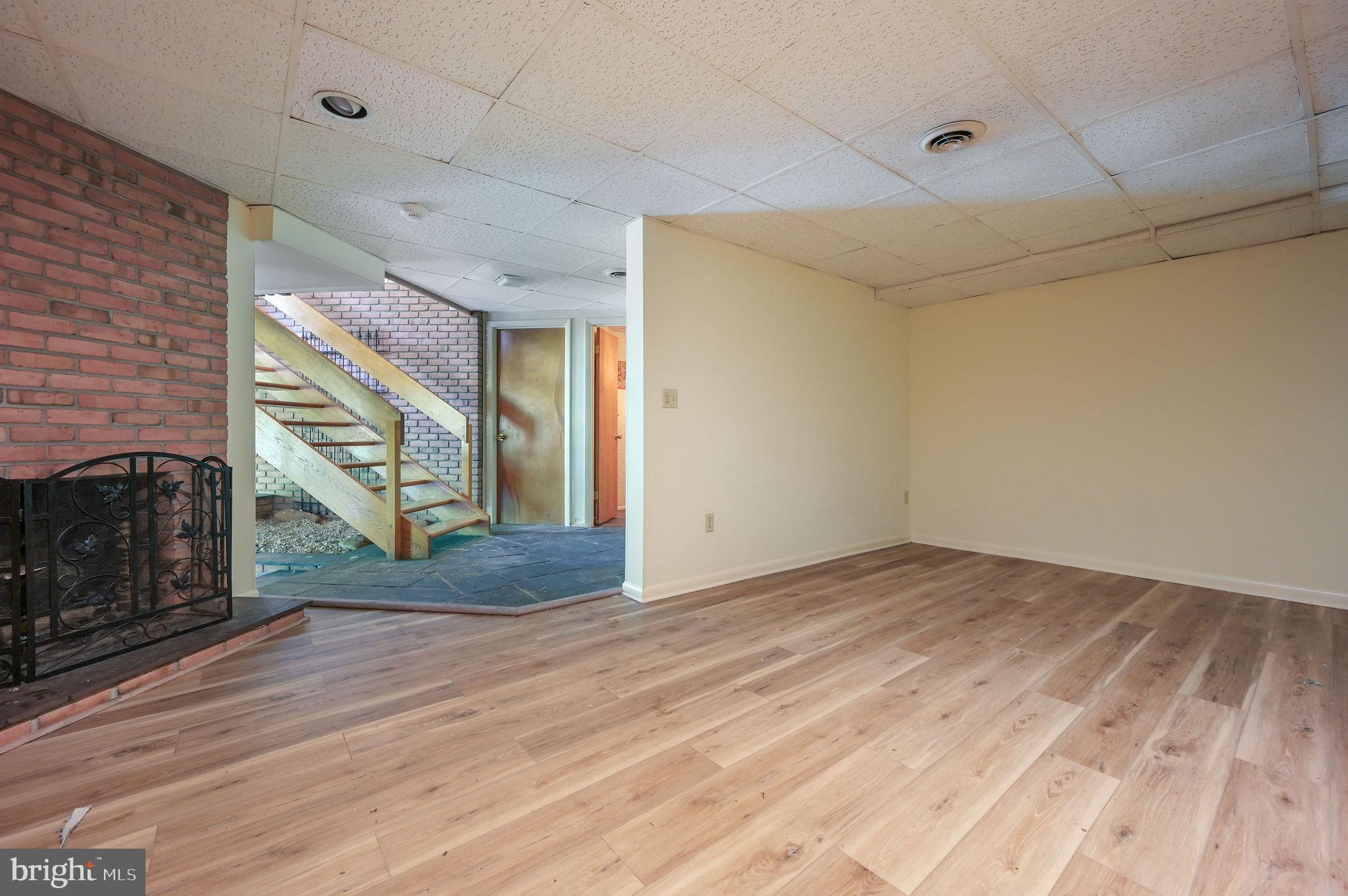 MEADOWGLEN - Residential Lease