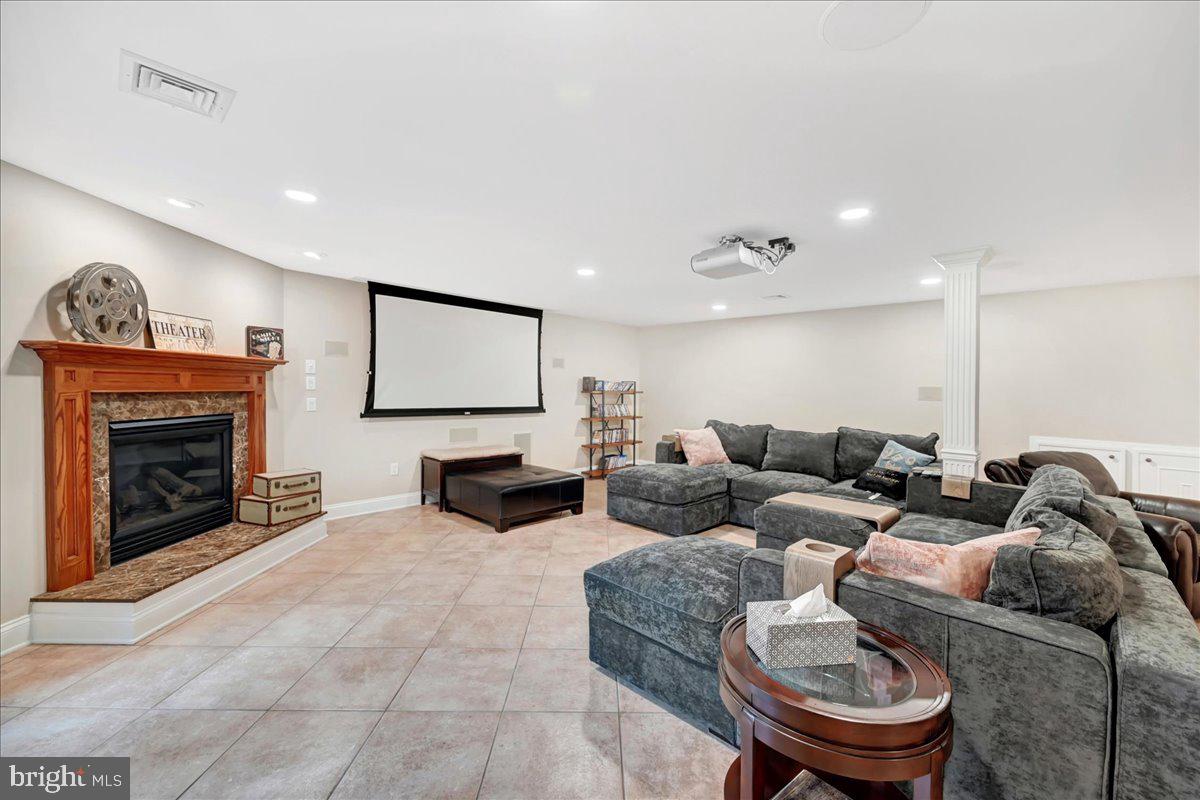 THORNHILL - Residential