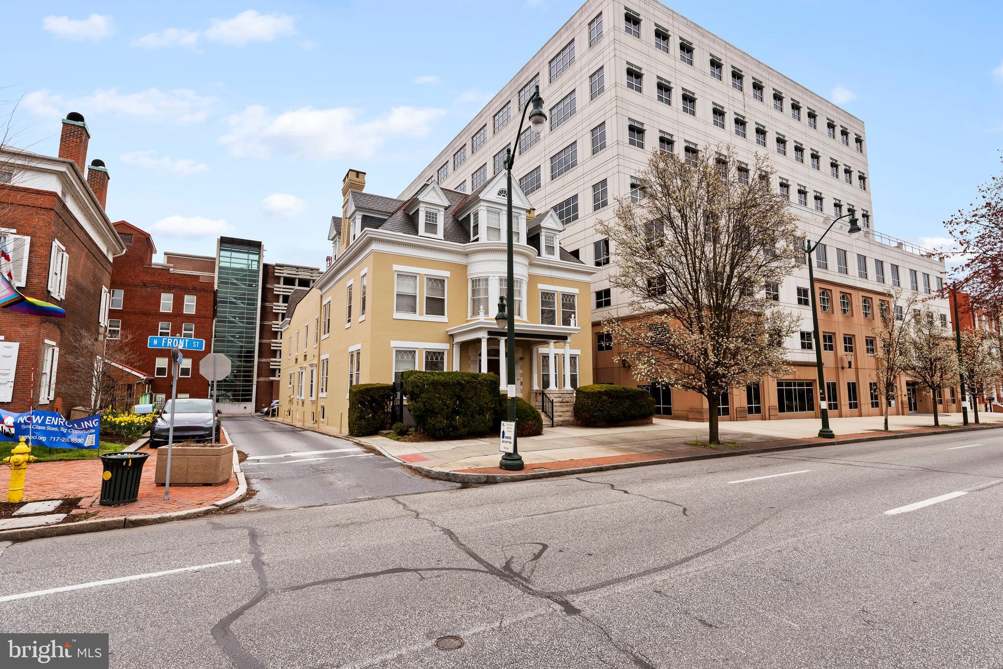 Main image without alt text