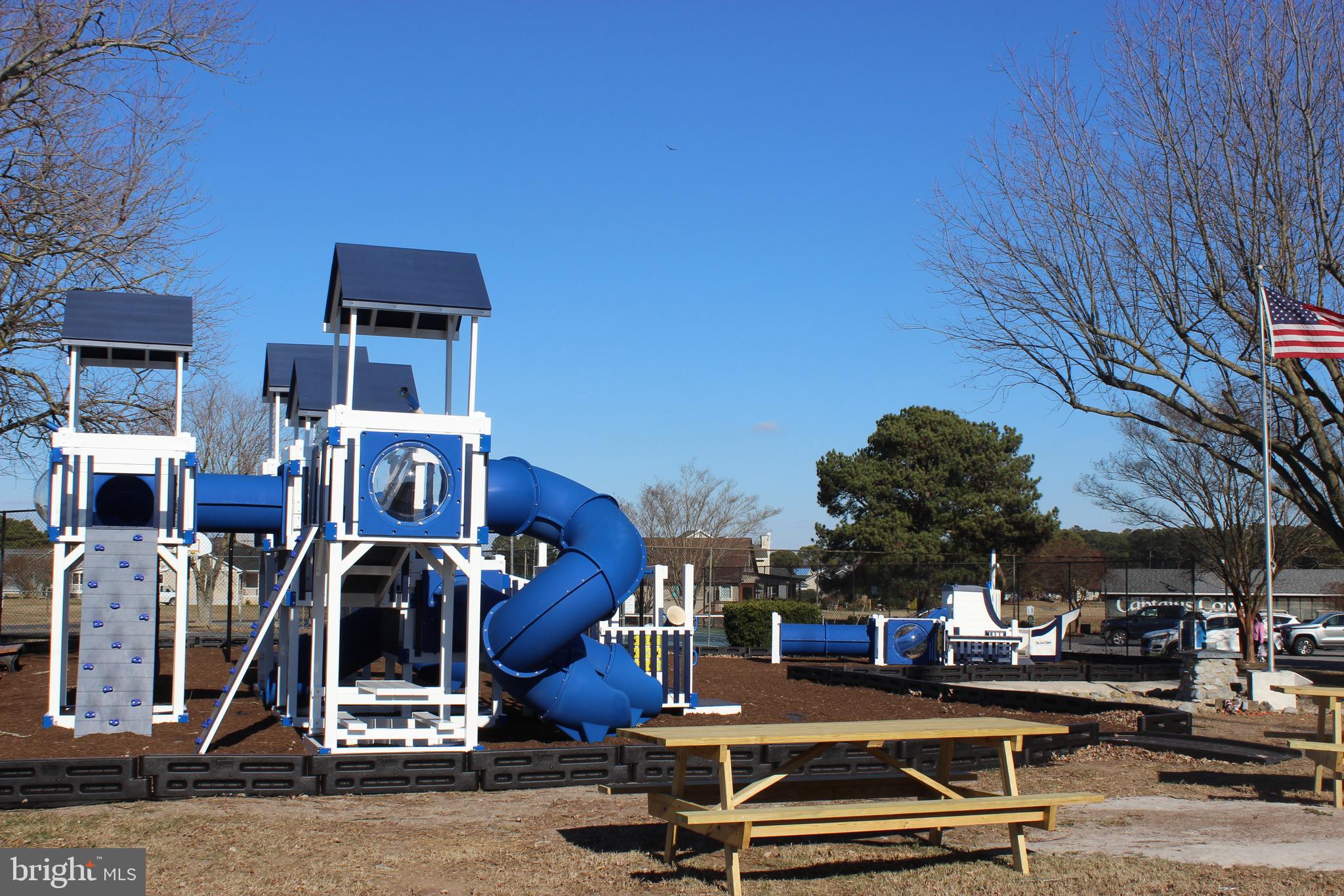 CAPTAIN'S COVE - Residential