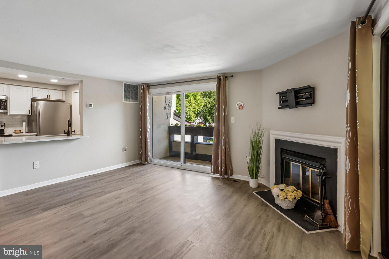 CHRISTOPHER COURT - Residential