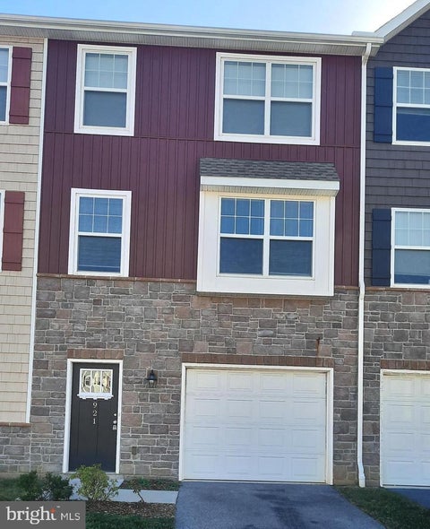 Townhouse For Rent - 921 Admirals Quay Drive<br/> Cumberland County, MECHANICSBURG, PA 17050