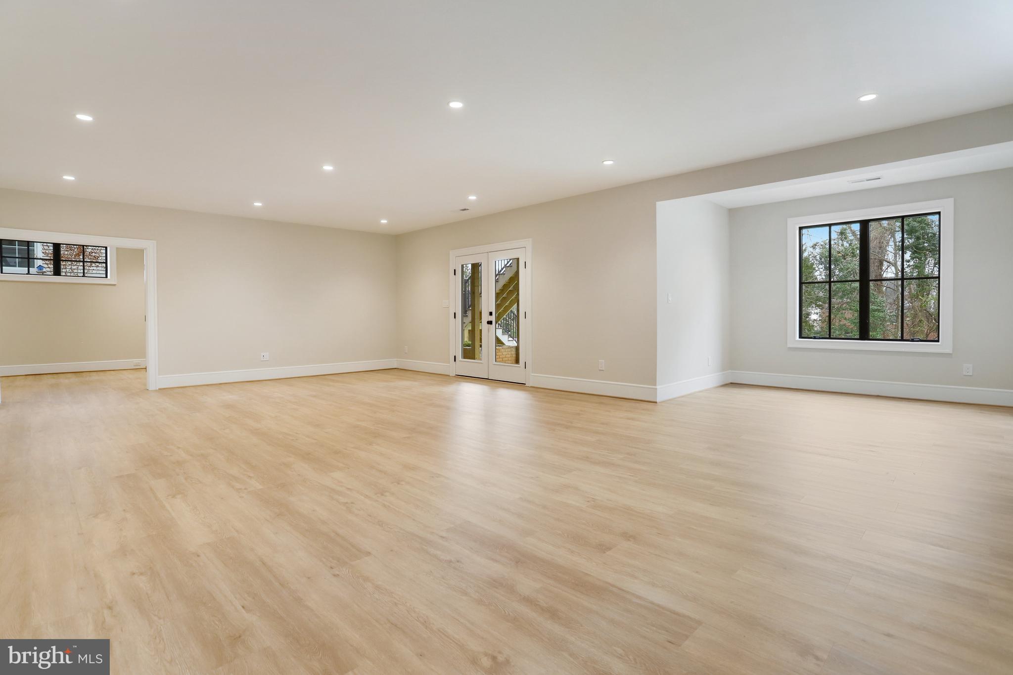 LYONHURST - Residential