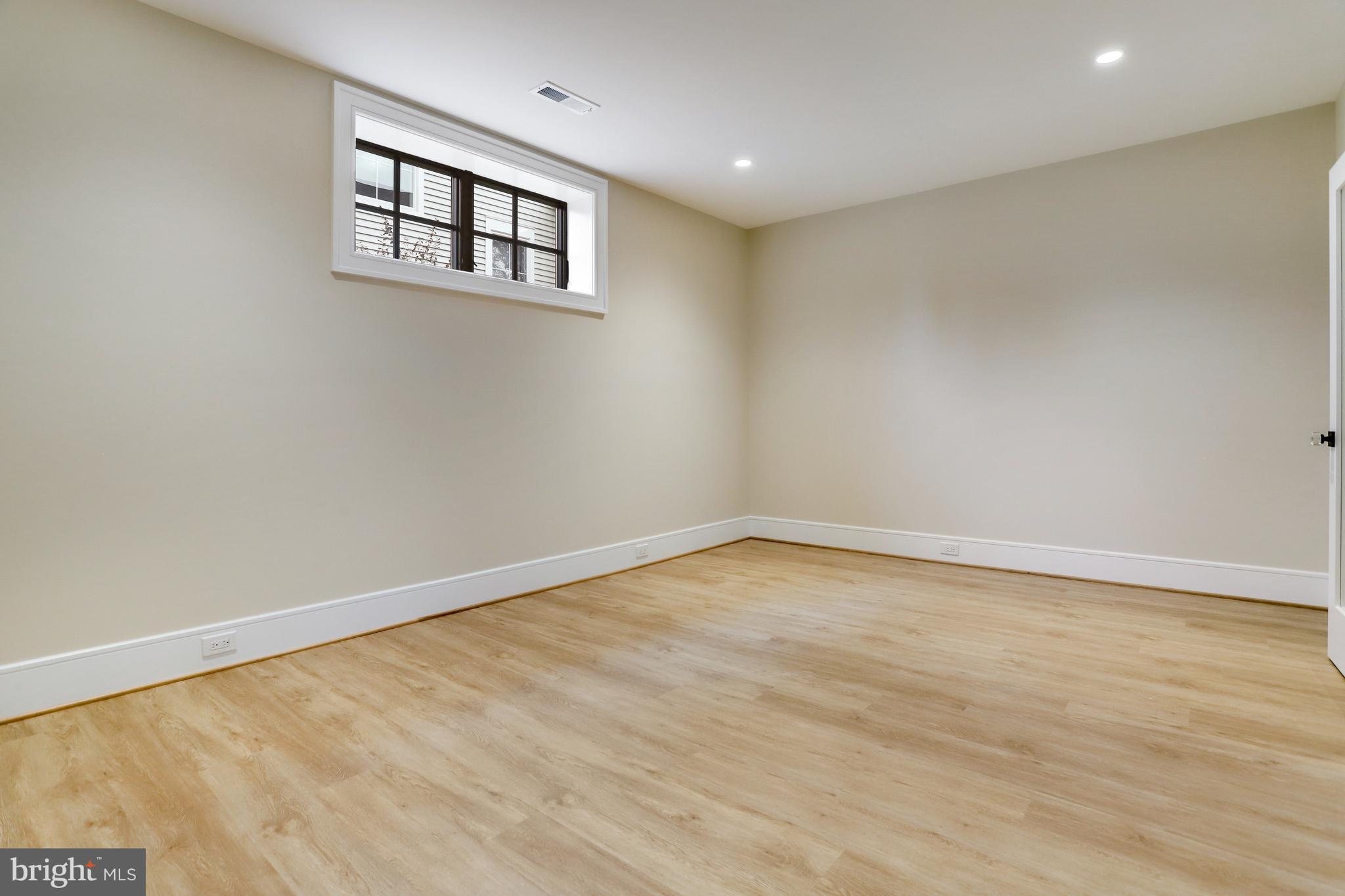 LYONHURST - Residential