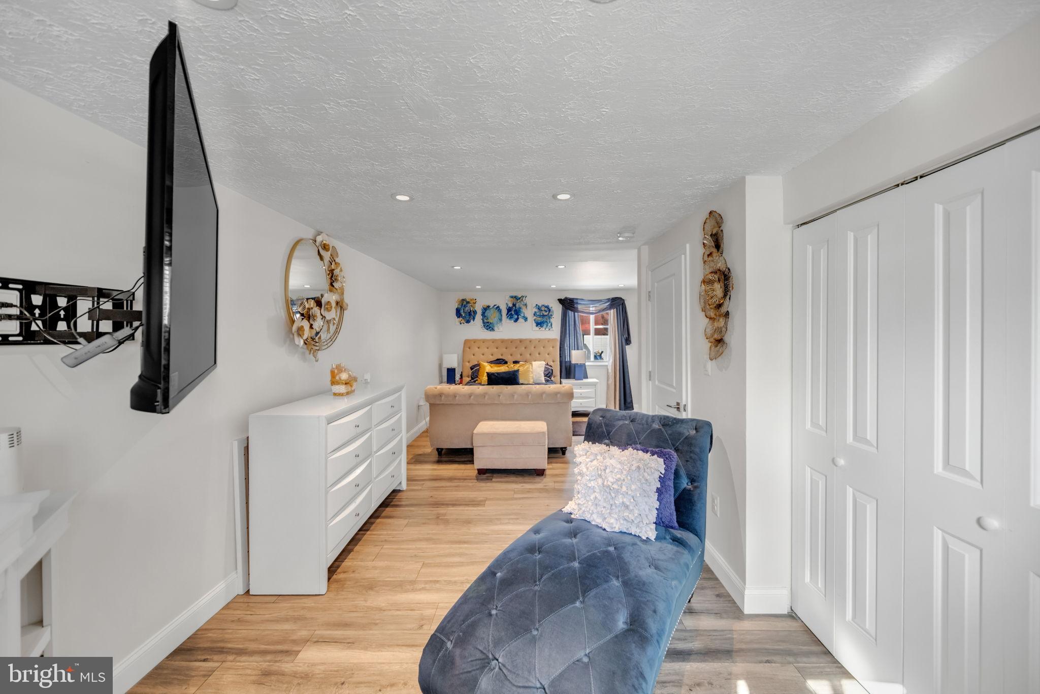 CLINTON WOODS - Residential