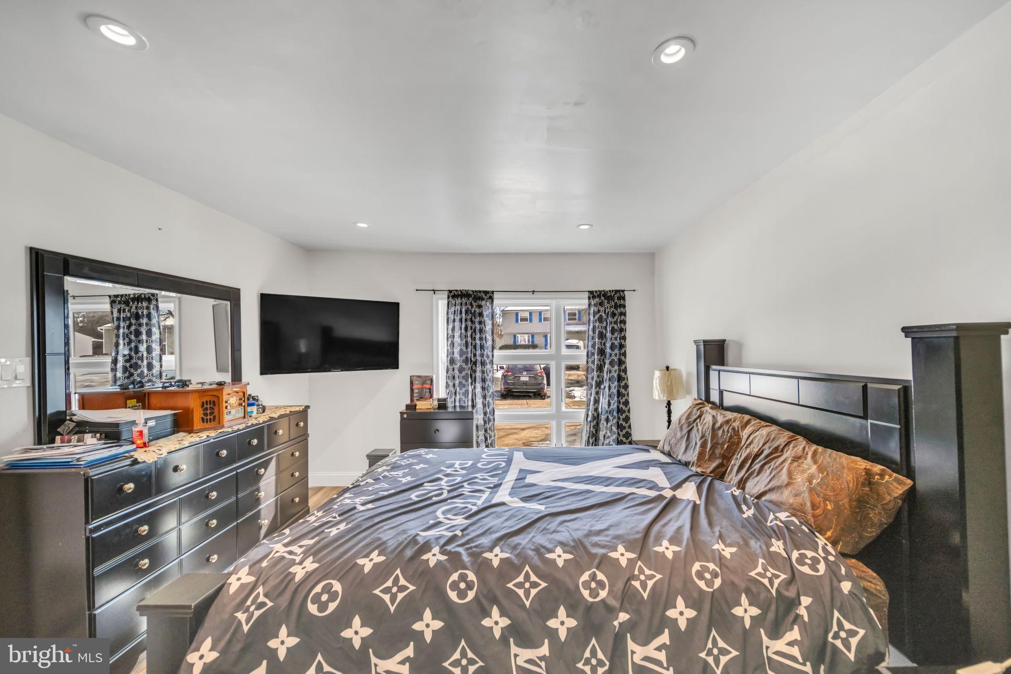 CLINTON WOODS - Residential