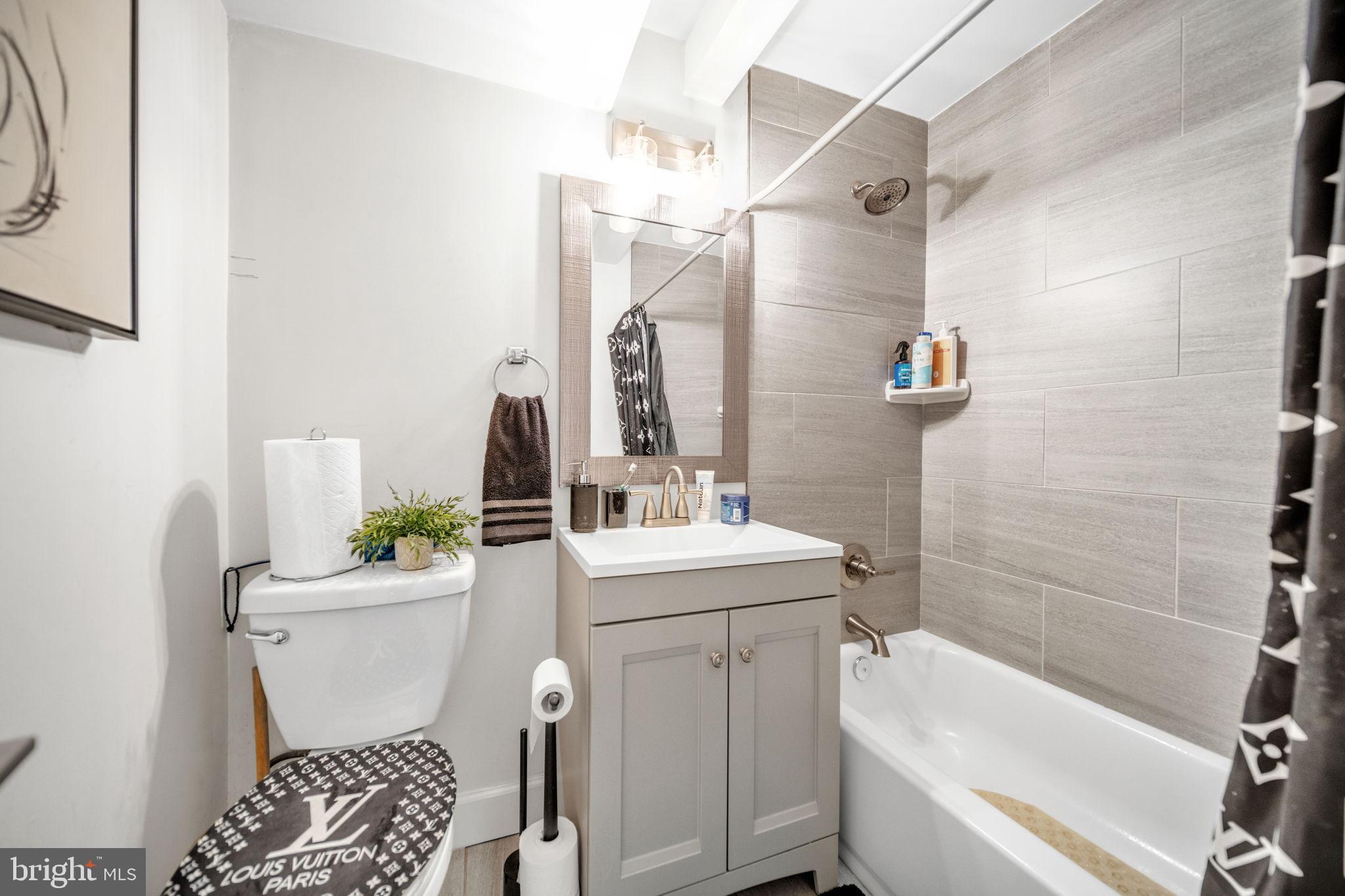 CLINTON WOODS - Residential