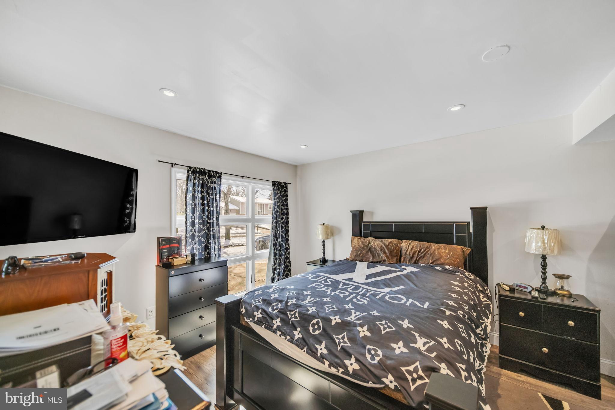 CLINTON WOODS - Residential