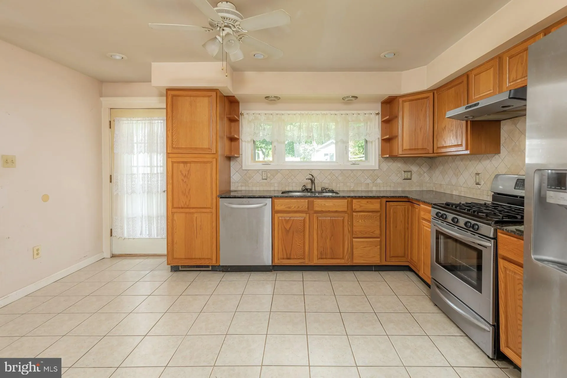 Clementon, New Jersey 08021, United States, 3 Bedrooms Bedrooms, ,2 BathroomsBathrooms,Residential,Pending,203188