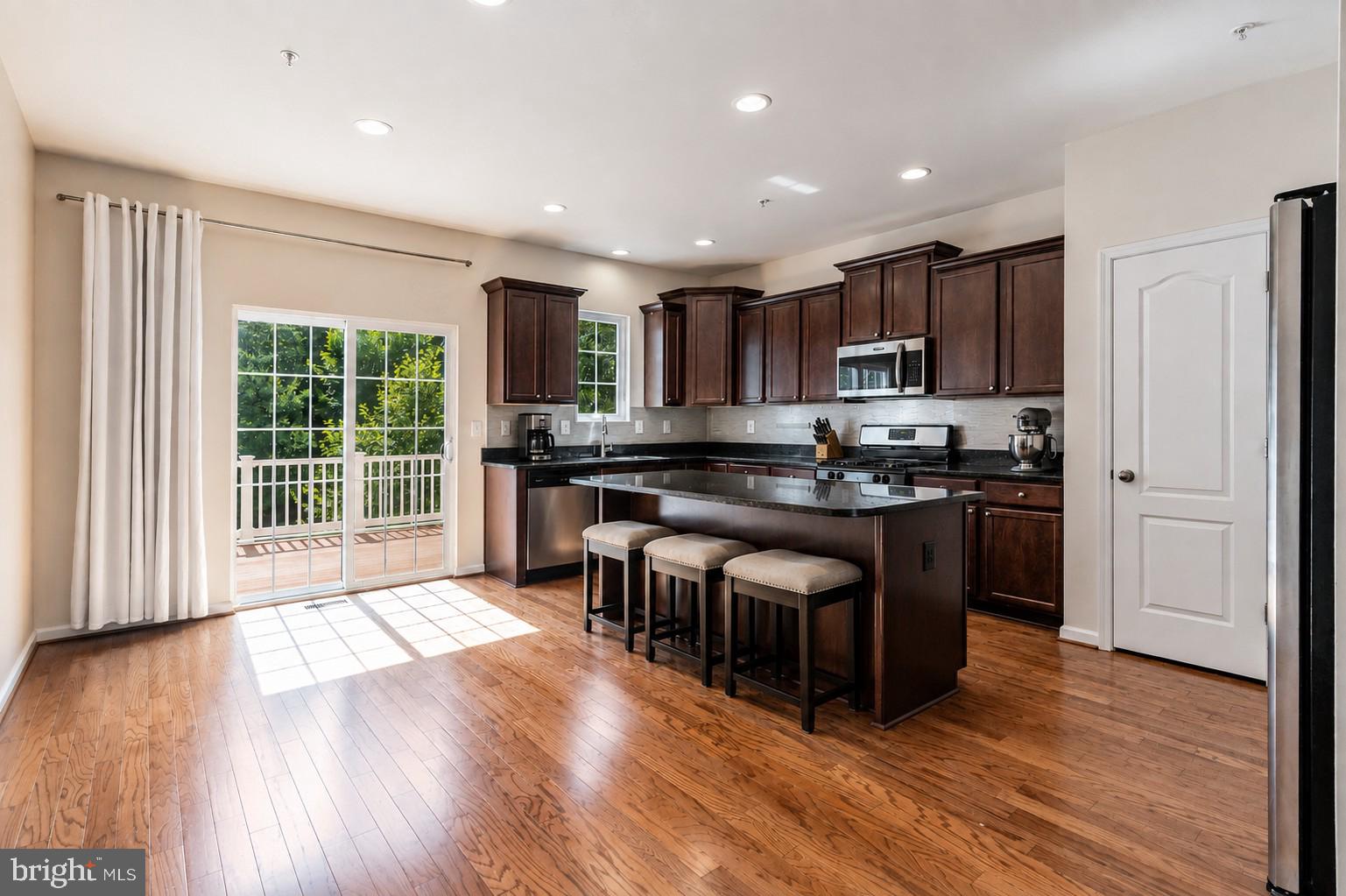 7427 WILLOW VIEW LANE