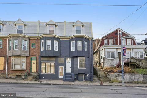 Townhouse For Sale - 704 Main Street<br/> DARBY, PA 19023