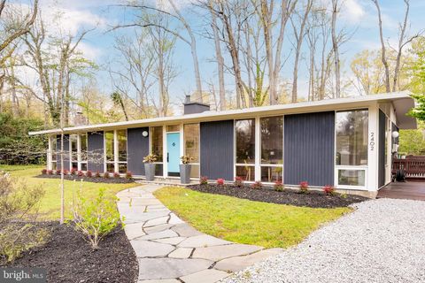 2402 DAPHNE LANE ALEXANDRIA VA 22306