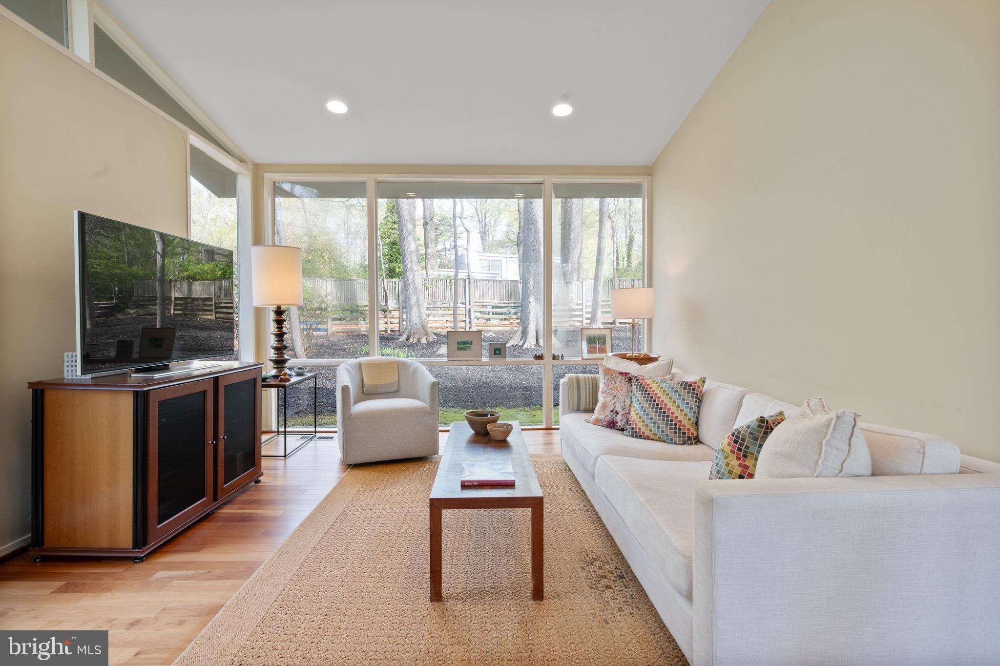 HOLLIN HILLS - Residential