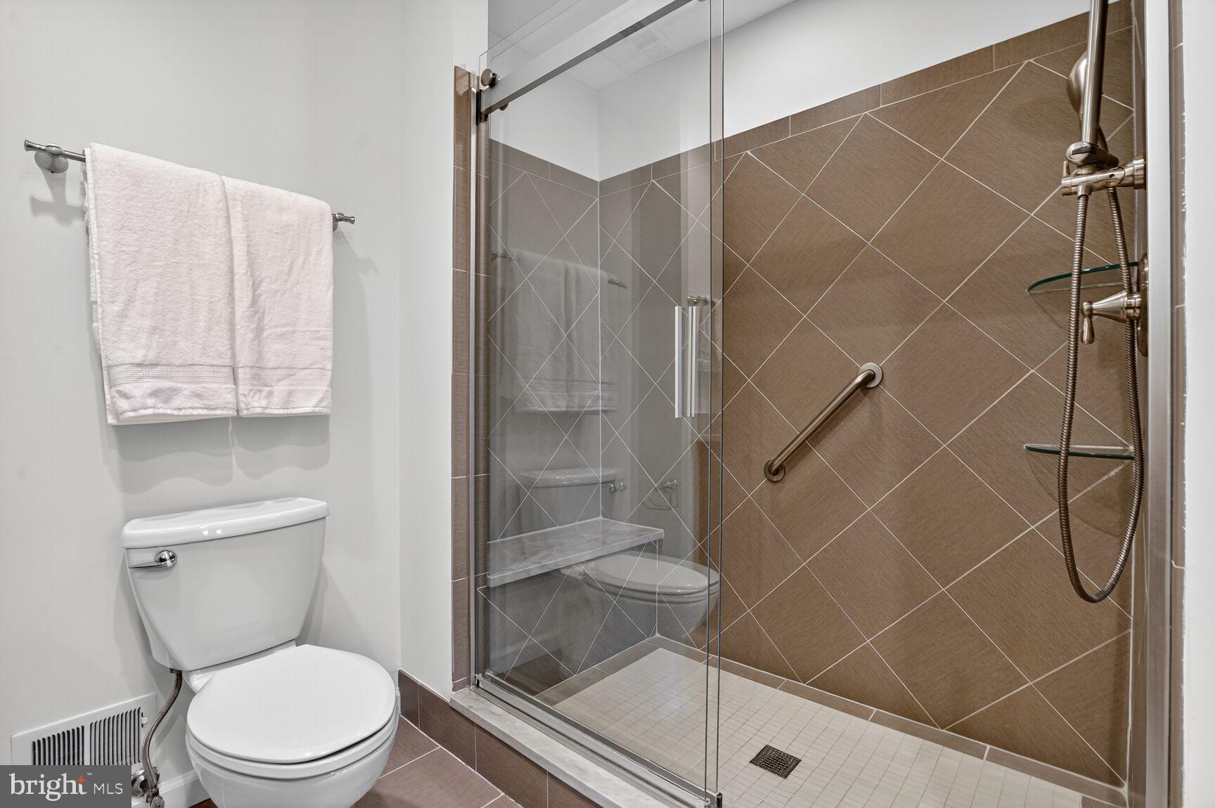 OAKTON VILLAGE - Residential