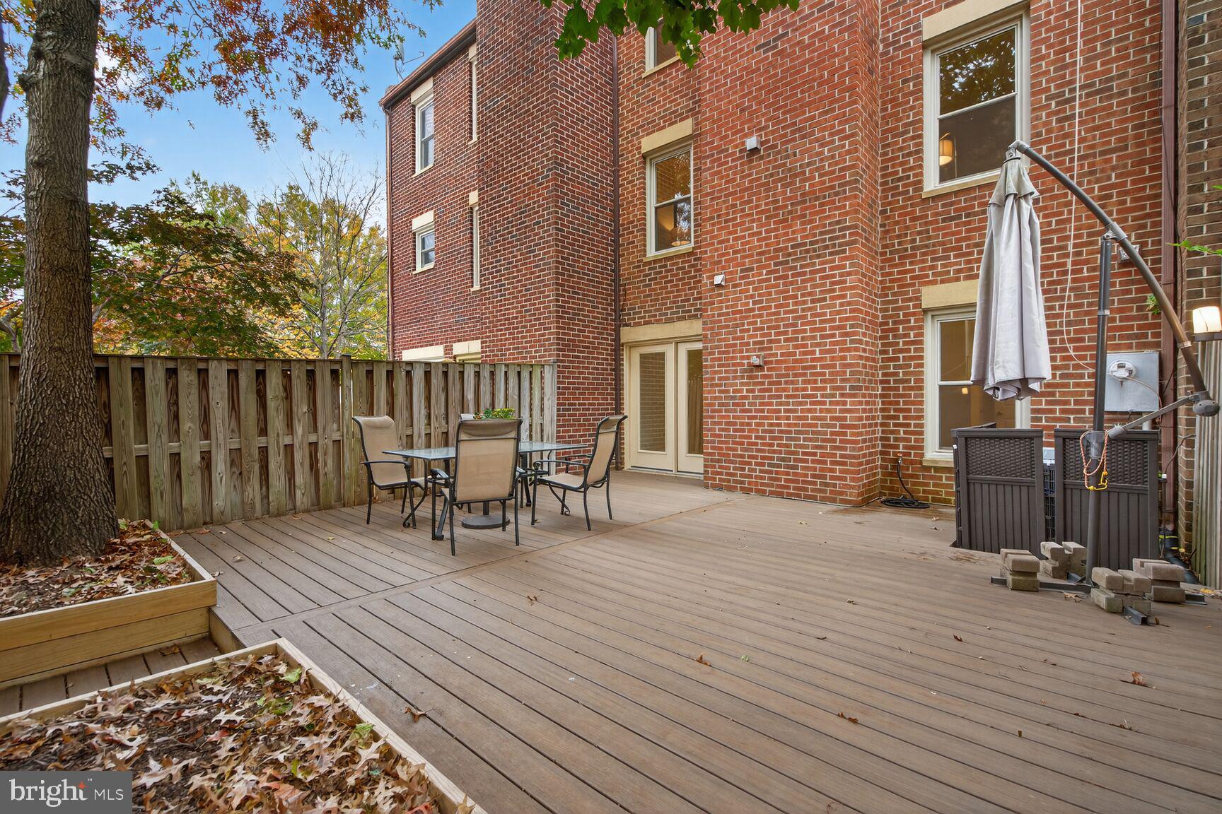 OAKTON VILLAGE - Residential