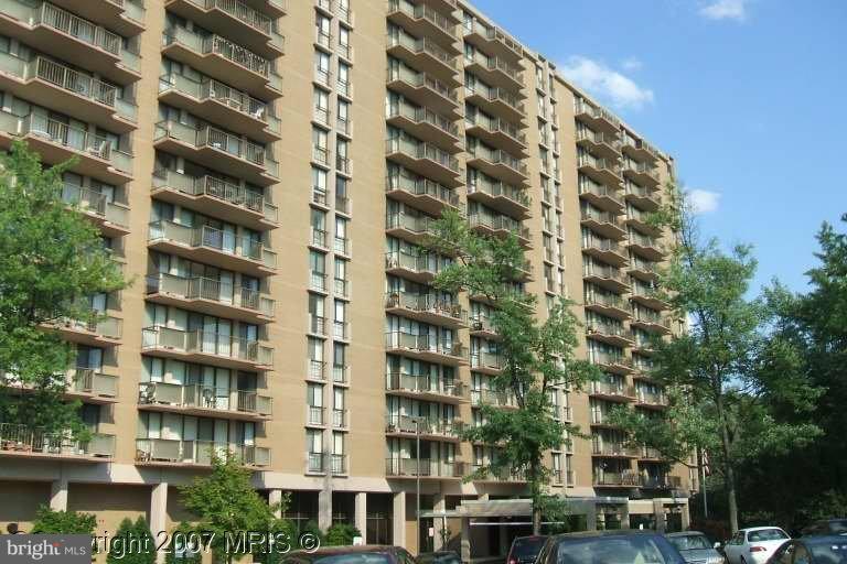 Nice 2 bedroom, 2 bath unit in convenient Westchester Park.
