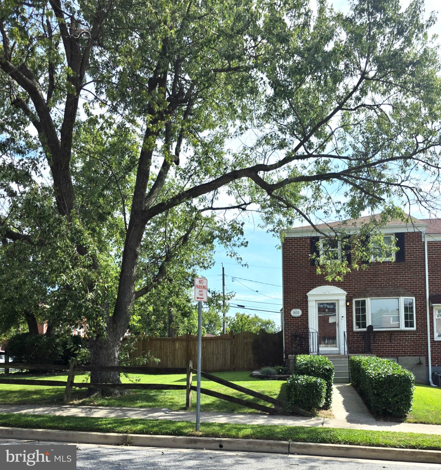 1033 CIRCLE DRIVE