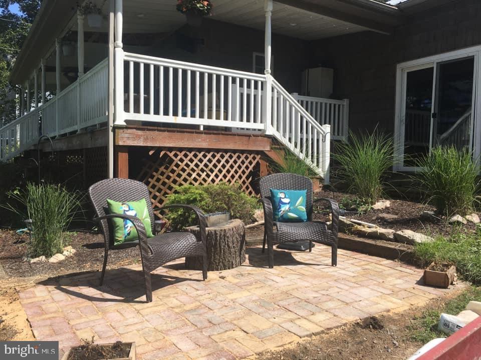 SWEET ARROW LAKE - Residential