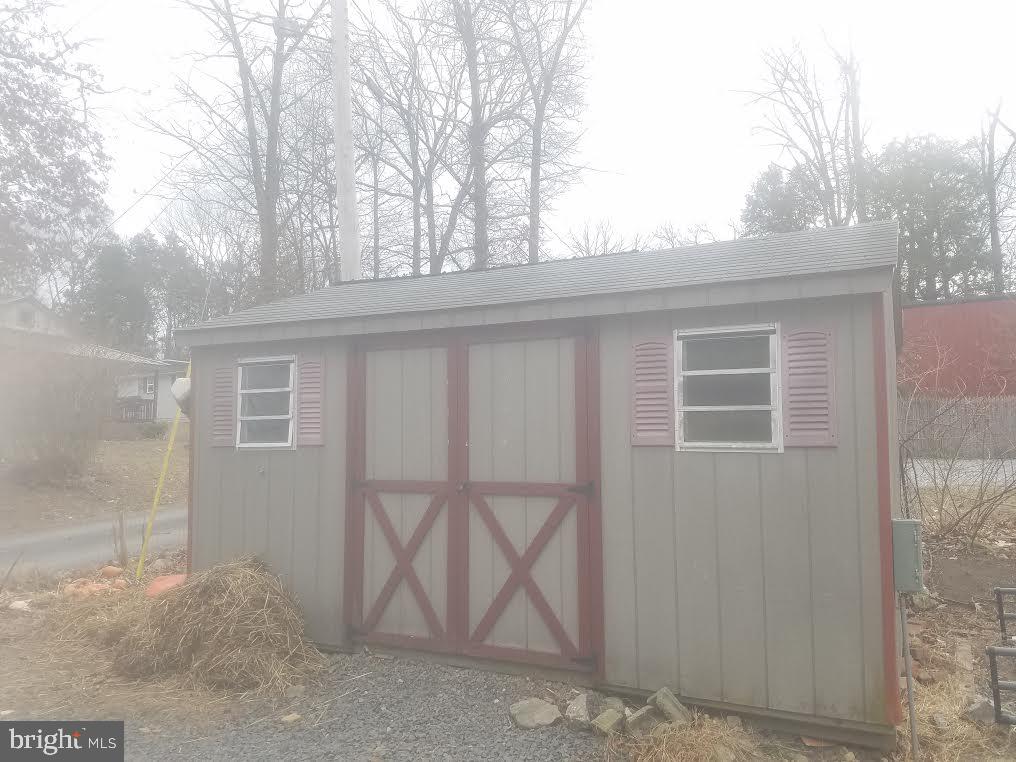 SWEET ARROW LAKE - Residential