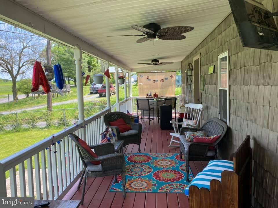 SWEET ARROW LAKE - Residential