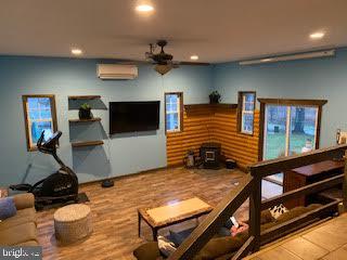 SWEET ARROW LAKE - Residential