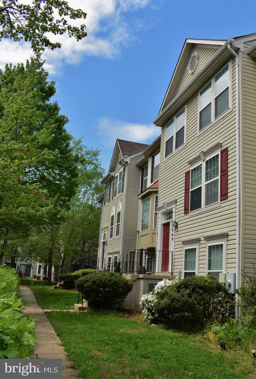 Please click here to apply Bright and airy TH ready for immediate move in. Open floor plan with double sided fireplace and hardwood flooring. Updated kitchen with breakfast bar. Fresh paint throughout. Close to I-495, Andrews AFB, National Harbor and more.