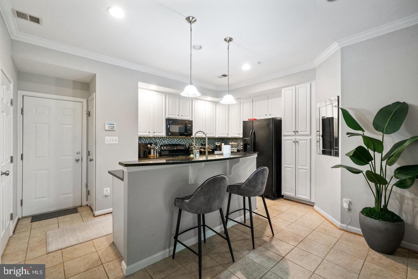 POTOMAC CLUB CONDOMINIUMS - Residential Lease