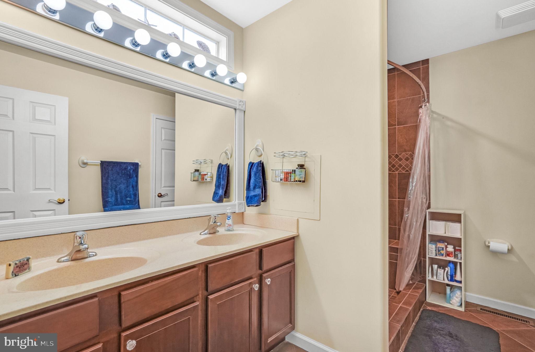 CAPTAIN'S COVE - Residential