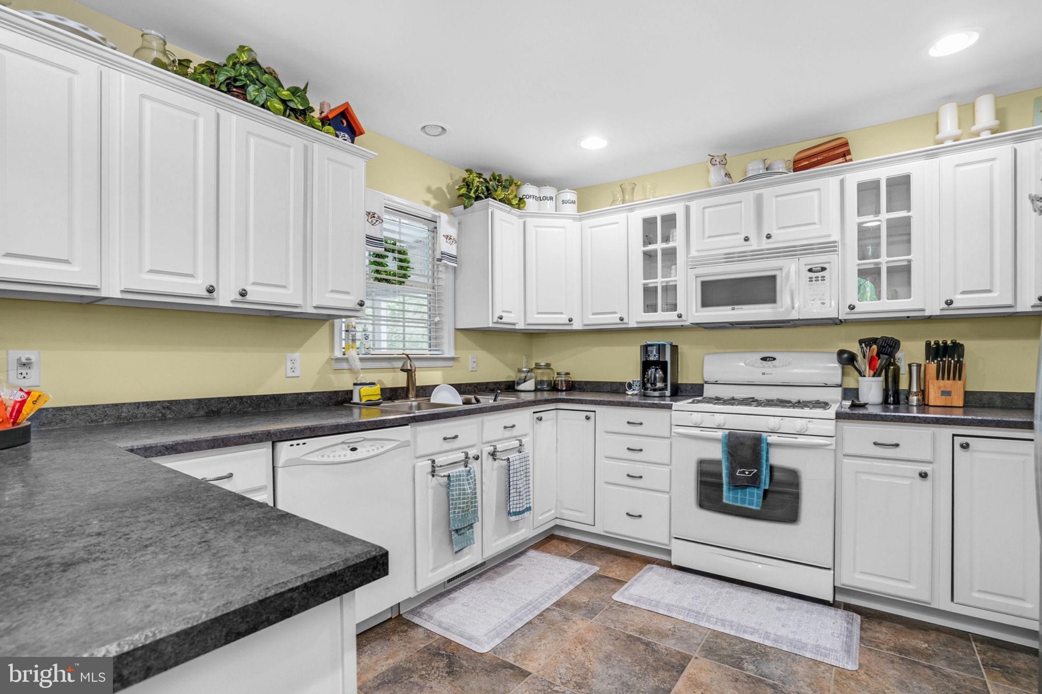 CAPTAIN'S COVE - Residential