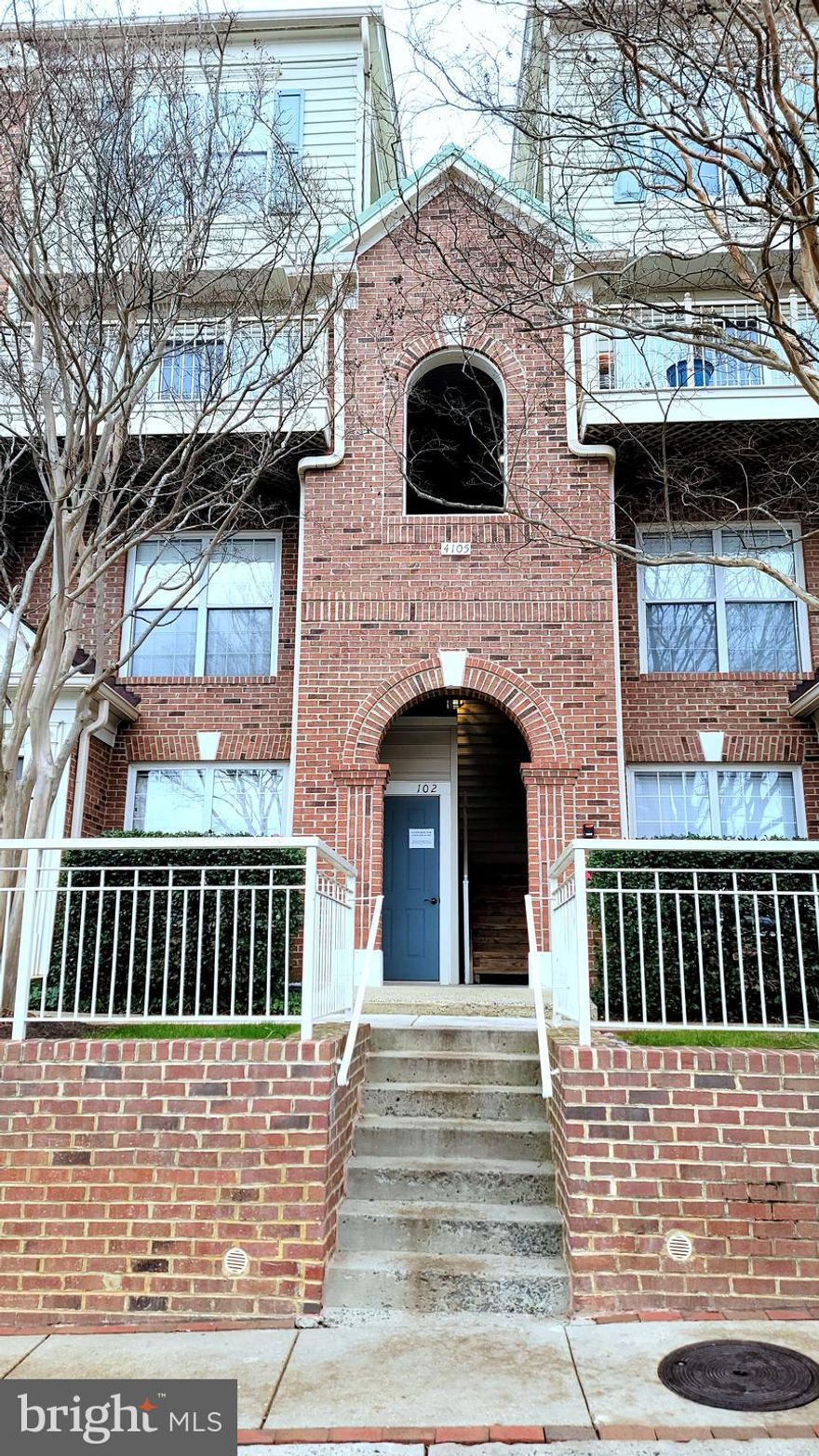 Modern Luxury Condo. in Old Town Fairfax. Walking Distance to George Mason University.  Single level living.  Wood flooring in den, living room, dining room, bedroom and den. Cozy gas fireplace in living room.  Private patio off living.  Large window flood this home with light. Crown molding, shadow boxing and chair molding soften the space. Abundant recessed lighting. Updated kitchen with GE Cafe Appliances. Custom stone flooring in kitchen. Separate laundry room with frontload washer and dryer.  Renovated bathroom with separate soaking tub and shower. Credit scores must average 700 or above.