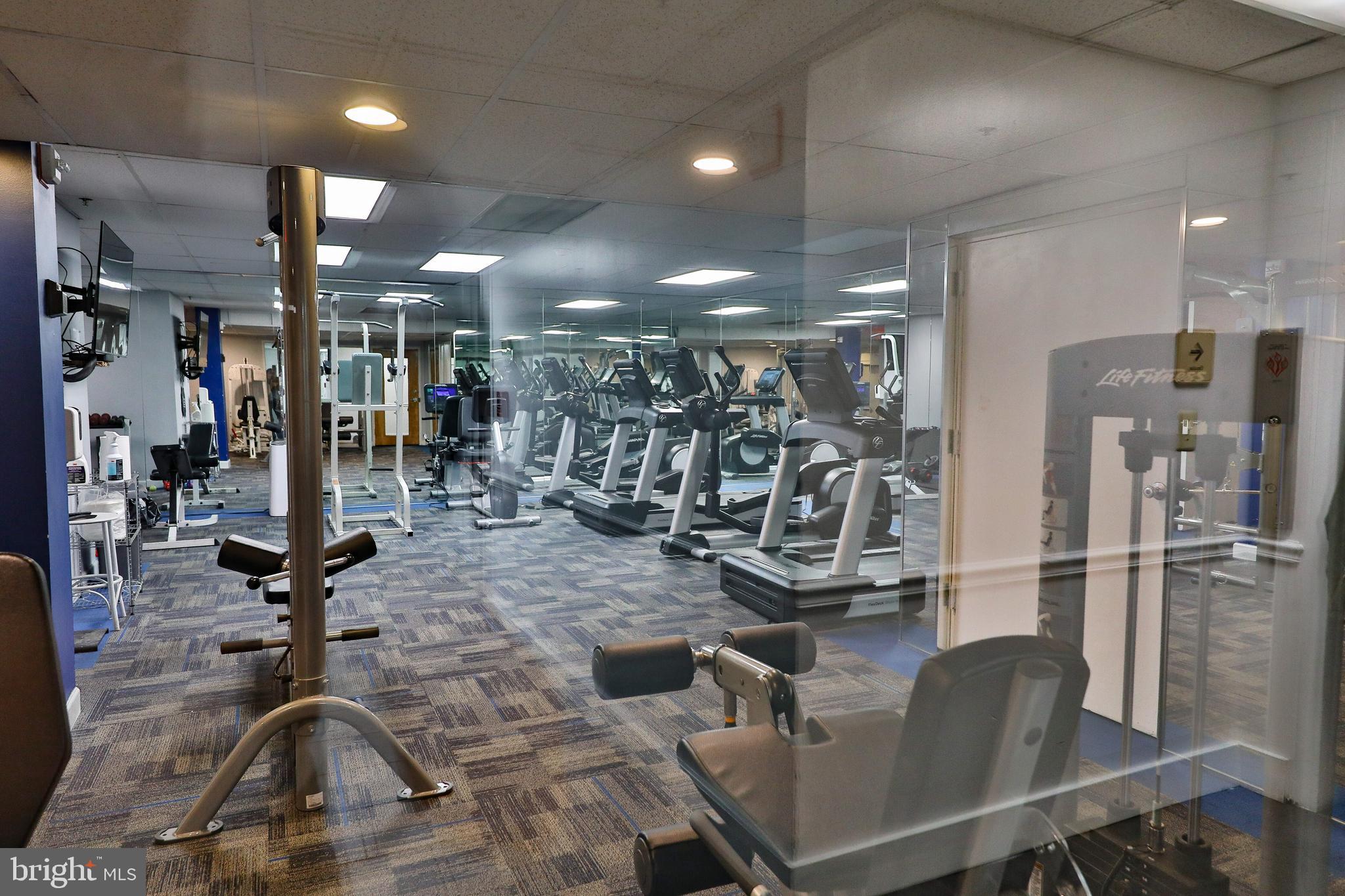 QUEEN VILLAGE - Residential